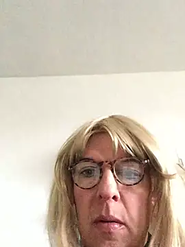 Snapshot of simone_xdressing chatting on 22, 2, 2026 simone xdressing online show from 22, 2, 2026