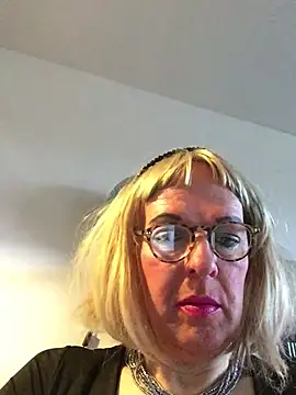 Snapshot of simone_xdressing chatting on 29, 3, 2026 simone xdressing online show from 29, 3, 2026