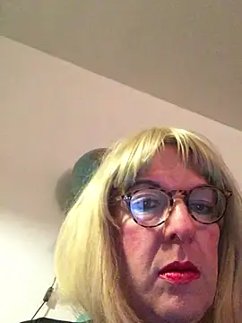 Snapshot of simone_xdressing chatting on 3, 4, 2026 simone xdressing online show from 3, 4, 2026