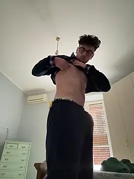 Snapshot of simeonehivd chatting on 20, 12, 2025 simeonehivd online show from 20, 12, 2025