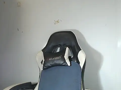 Snapshot of andy_cummy27 chatting on 5, 12, 2025 andy cummy27 online show from 5, 12, 2025