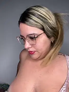 Snapshot of Amira_Malia chatting on 4, 3, 2026 Amira Malia online show from 4, 3, 2026