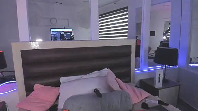 Snapshot of LaurenSpitz chatting on 2, 12, 2025 LaurenSpitz online show from 2, 12, 2025