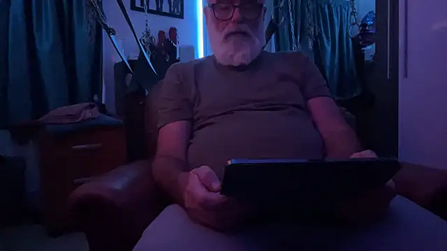 Snapshot of LeatherSdaddy chatting on 4, 4, 2026 LeatherSdaddy online show from 4, 4, 2026