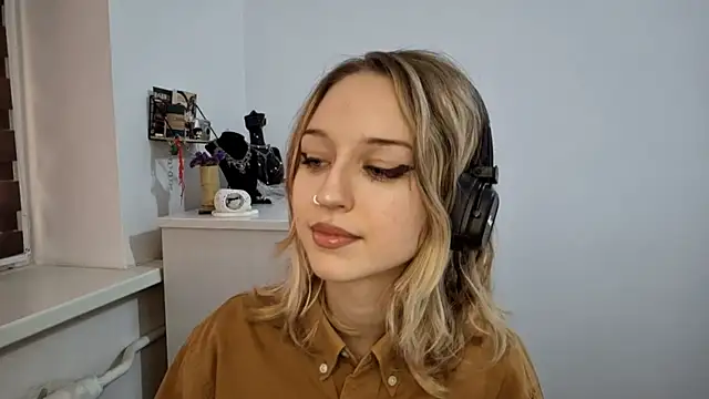 Snapshot of SilvanaKelson chatting on 11, 11, 2025 SilvanaKelson online show from 11, 11, 2025