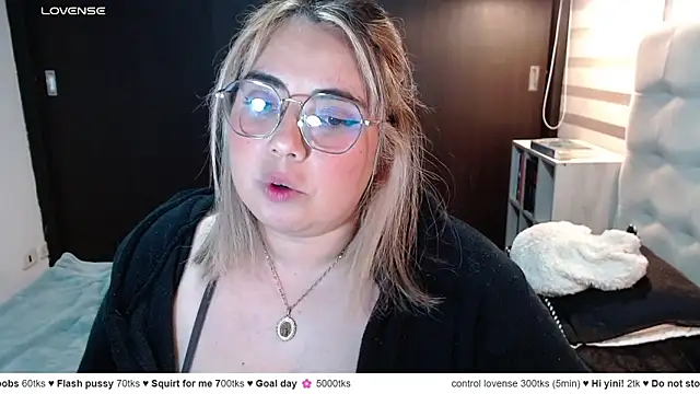 YiniBelle online show from 9, 5, 2026