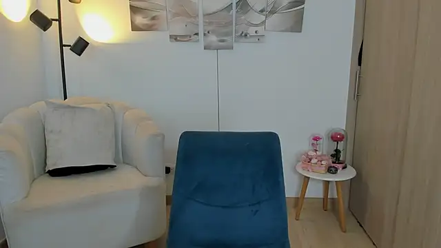 haileyflorez  online show from 17, 4, 2026