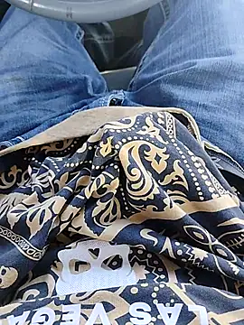 Snapshot of critter009 chatting on 30, 11, 2025 critter009 online show from 30, 11, 2025