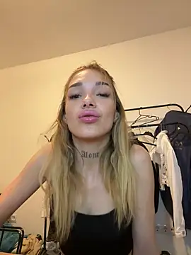 lunababy77 online show from 17, 11, 2025