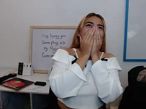 Snapshot of KloeeCavallier chatting on 25, 2, 2026 KloeeCavallier online show from 25, 2, 2026