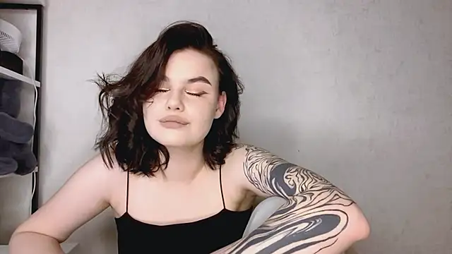 Snapshot of EllieVate chatting on 20, 11, 2025 EllieVate online show from 20, 11, 2025