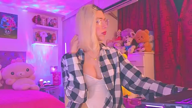 Snapshot of MadamBarbiee chatting on 28, 11, 2025 MadamBarbiee online show from 28, 11, 2025