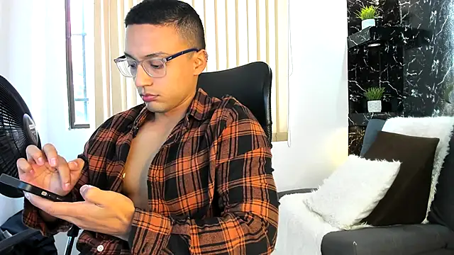 Snapshot of thomas_scot1 chatting on 21, 11, 2025 thomas scot1 online show from 21, 11, 2025