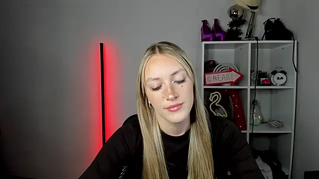 Snapshot of EvelynBlond chatting on 24, 6, 2026 EvelynBlond online show from 24, 6, 2026