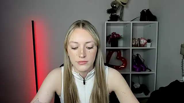 Snapshot of EvelynBlond chatting on 14, 7, 2026 EvelynBlond online show from 14, 7, 2026