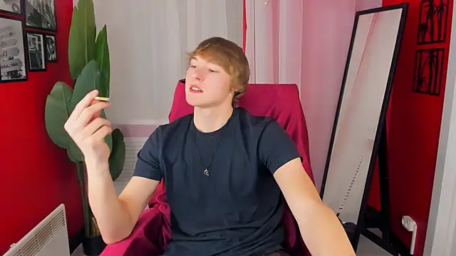 Snapshot of DonaldWoon chatting on 24, 11, 2025 DonaldWoon online show from 24, 11, 2025