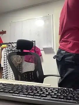 Snapshot of charlie_bass chatting on 25, 11, 2025 charlie bass online show from 25, 11, 2025