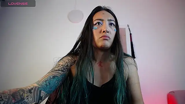 LunaAponte online show from 4, 2, 2026