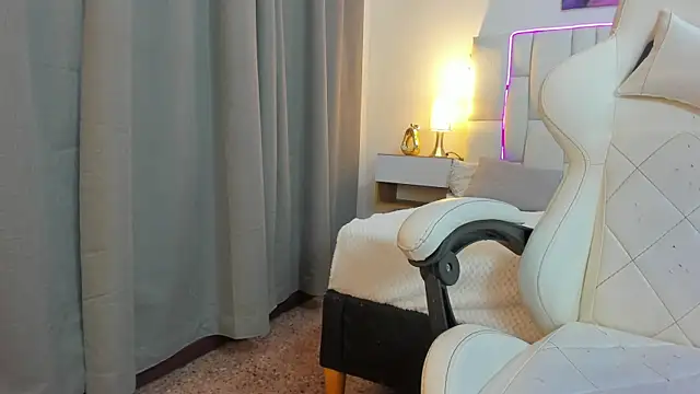 mask red girl online show from 29, 5, 2026