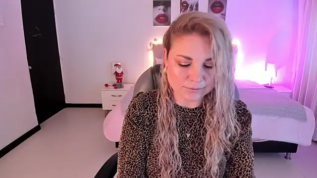 Snapshot of Violeta_Hotter chatting on 26, 11, 2025 Violeta Hotter online show from 26, 11, 2025