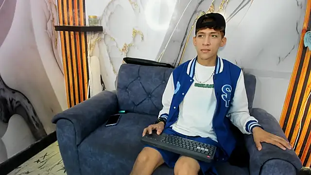 Alex LatinBoy18 online show from 25, 11, 2025