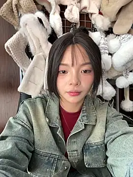 Snapshot of Yui-Ti chatting on 3, 12, 2025 Yui-Ti online show from 3, 12, 2025