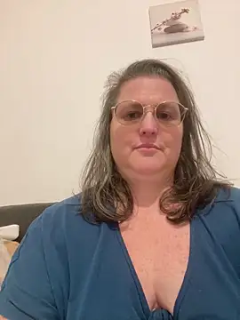 bea french curvy online show from 25, 2, 2026