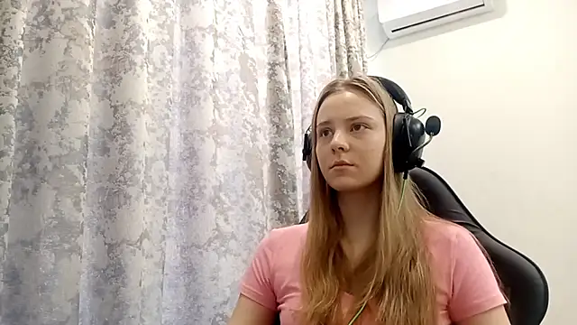 Snapshot of CrackShirker chatting on 18, 12, 2025 CrackShirker online show from 18, 12, 2025