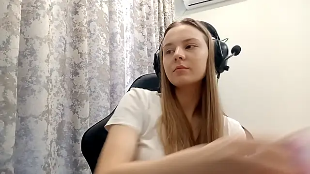 Snapshot of CrackShirker chatting on 19, 12, 2025 CrackShirker online show from 19, 12, 2025