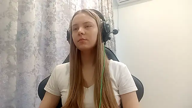 Snapshot of CrackShirker chatting on 21, 12, 2025 CrackShirker online show from 21, 12, 2025