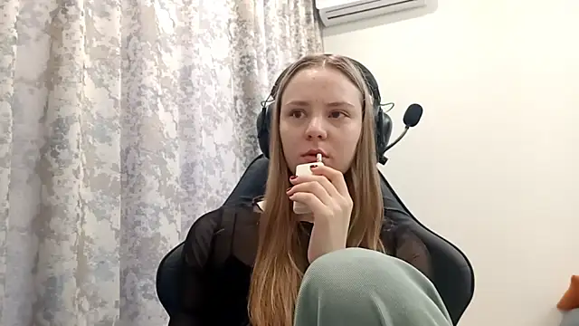 Snapshot of CrackShirker chatting on 23, 12, 2025 CrackShirker online show from 23, 12, 2025