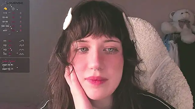 Snapshot of MePretty chatting on 30, 11, 2025 MePretty online show from 30, 11, 2025