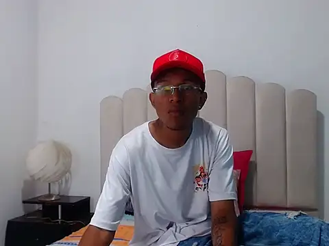 Snapshot of BobbyHot_4u chatting on 1, 12, 2025 BobbyHot 4u online show from 1, 12, 2025