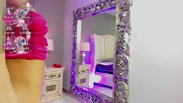 LaraSaint online show from 13, 12, 2025