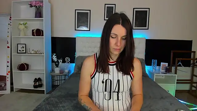 Snapshot of KiraNeeww chatting on 5, 2, 2026 KiraNeeww online show from 5, 2, 2026