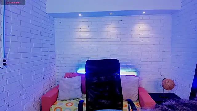 TiffanyHoustton online show from 4, 2, 2026