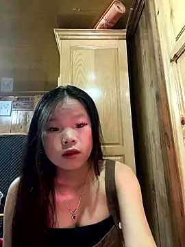 Snapshot of Heni-a chatting on 4, 12, 2025 Heni-a online show from 4, 12, 2025