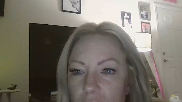 Snapshot of sinfulsara chatting on 4, 12, 2025 sinfulsara online show from 4, 12, 2025