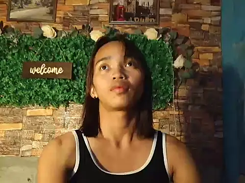 Snapshot of LaurenePh2 chatting on 21, 12, 2025 LaurenePh2 online show from 21, 12, 2025