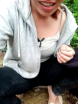 Snapshot of little-effy chatting on 9, 6, 2026 little-effy online show from 9, 6, 2026