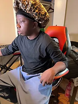 Snapshot of YourLittleBoyfriend chatting on 6, 1, 2026 YourLittleBoyfriend online show from 6, 1, 2026