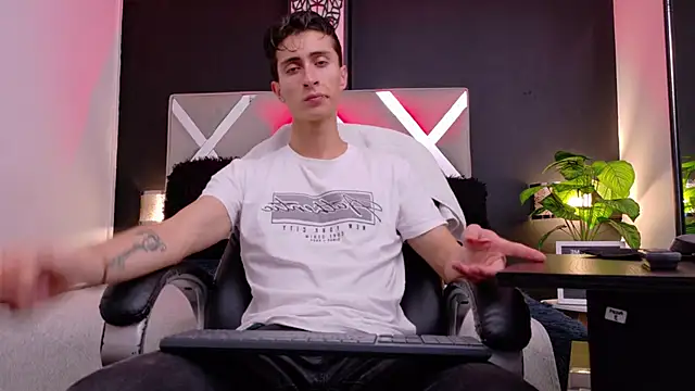 Snapshot of Ithan_Skin chatting on 7, 1, 2026 Ithan Skin online show from 7, 1, 2026