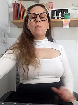 Snapshot of SofiEsteves chatting on 1, 5, 2026 SofiEsteves online show from 1, 5, 2026