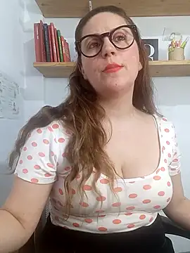 Snapshot of SofiEsteves chatting on 6, 5, 2026 SofiEsteves online show from 6, 5, 2026