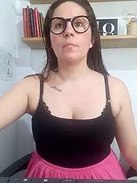 Snapshot of SofiEsteves chatting on 7, 5, 2026 SofiEsteves online show from 7, 5, 2026