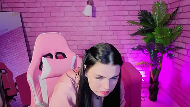 Mia Evelyn online show from 21, 12, 2025