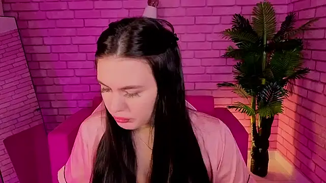 Mia Evelyn online show from 23, 12, 2025