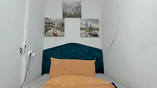 Snapshot of RedAssHottie chatting on 19, 2, 2025 RedAssHottie online show from 19, 2, 2025