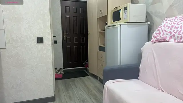 Scarlet cat online show from 23, 4, 2026