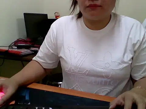 Snapshot of Sarah_no_land chatting on 9, 4, 2026 Sarah no land online show from 9, 4, 2026